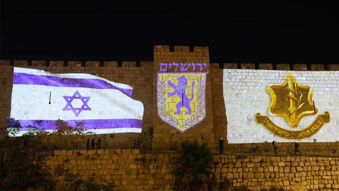 חומות העיר העתיקה מוארים בדגל ישראל ובסמליהם של העיר ירושלים וצה ירושלים מצדיעה: אתרי העיר הוארו בדגלי ישראל וצה״ל