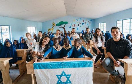 דיזנהאוז גרופ תטיס משלחת צעירים המשפצים בתי ספר באפריקה