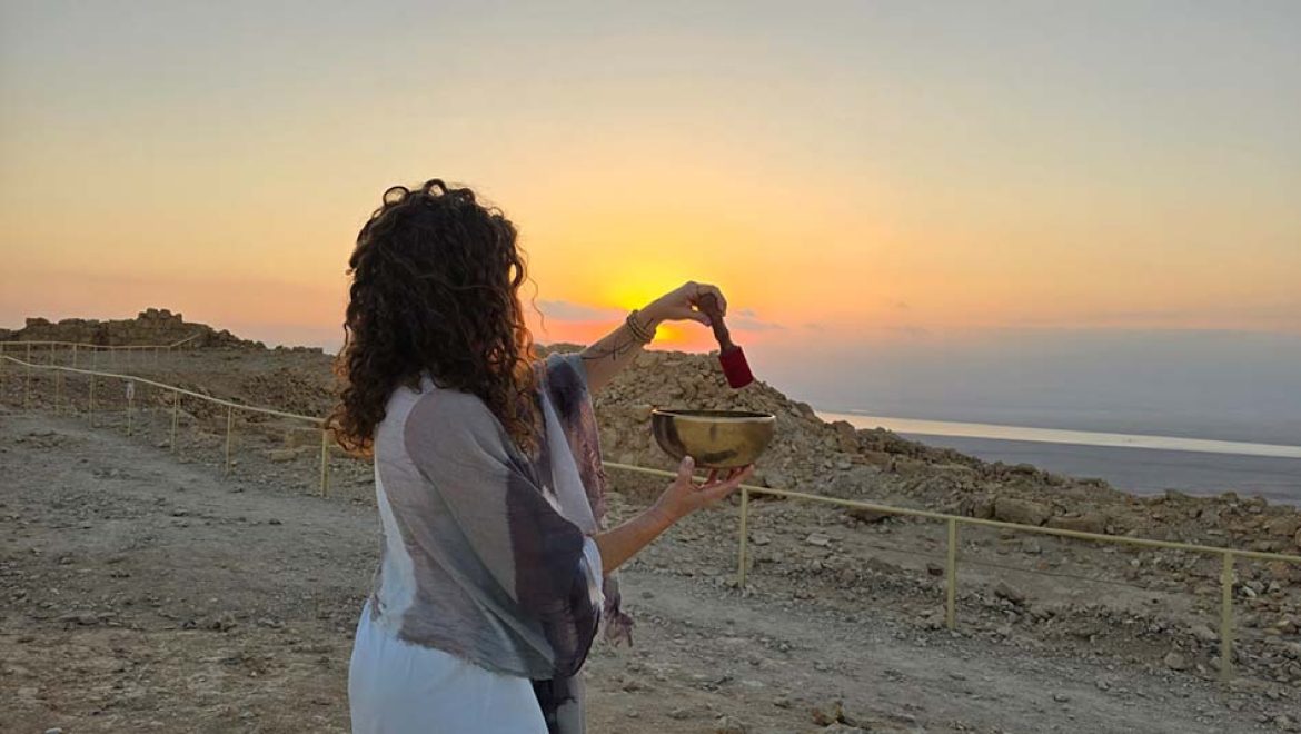 סאונד הילינג בגן הלאומי מצדה. צילום אבישג איילון, רשות הטבע והגנים ירבו טיולינו כרימון: את חגי תשרי עושים בטבע!