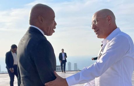 אריק אדאמס סייר במגדלי עזריאלי ובמלון קראון פלזה