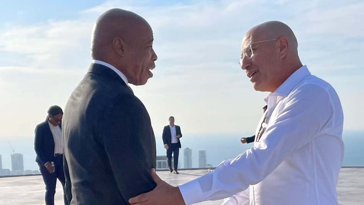 אריק אדאמס סייר במגדלי עזריאלי ובמלון קראון פלזה