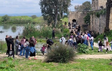 מטיילים בשמורות הטבע וקוראים במגילה