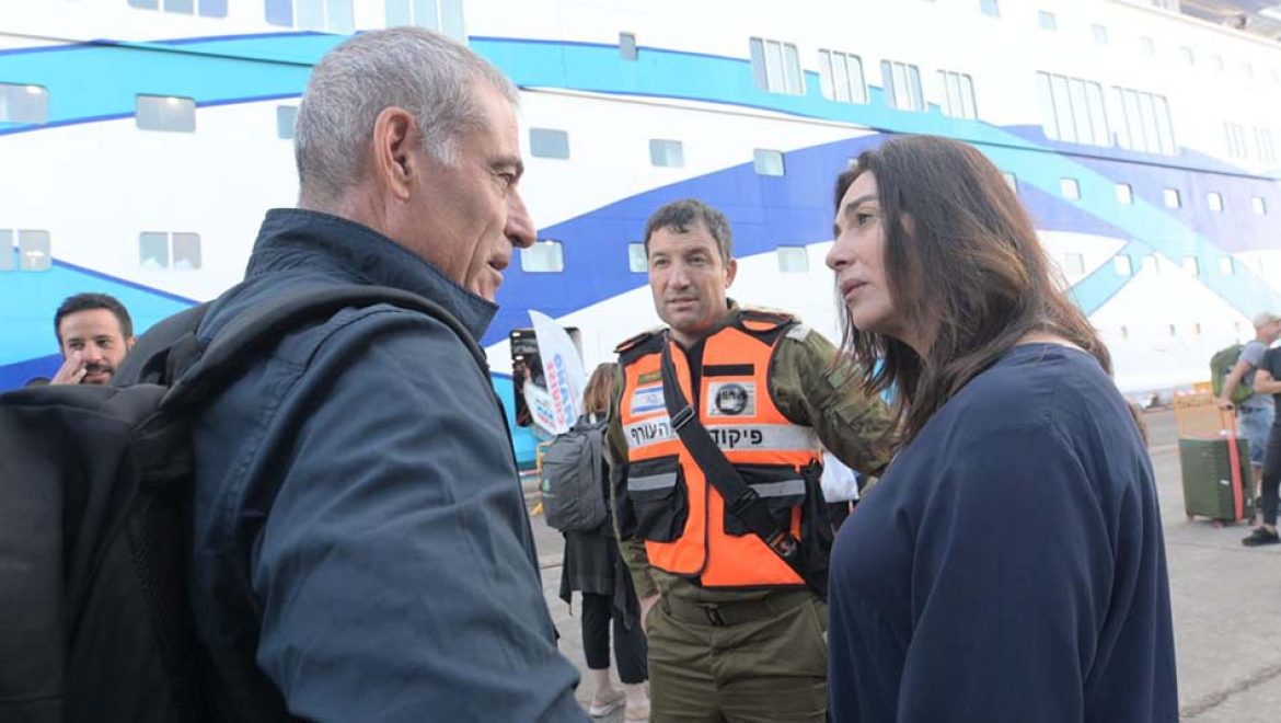 מירי רגב מקהלת את הישראלים שחולצו עם האנייה 'קרון איריס' של מנו ספנות. צילום באדיבות משרד התחבורה חוזרים הביתה: אניית החילוץ הראשונה הגיעה לנמל אשדוד