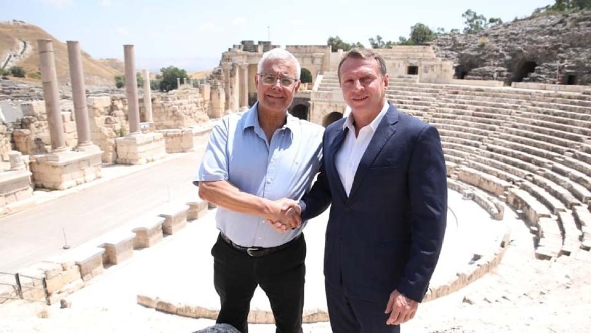 שר התיירות, יואל רזבוזוב וראש עיריית בית שאן, ז׳קי לוי. צילום עיריית בית שאן לראשונה מזה 3 שנים: משרד התיירות כינס את ועדת צוות תקציב פיתוח