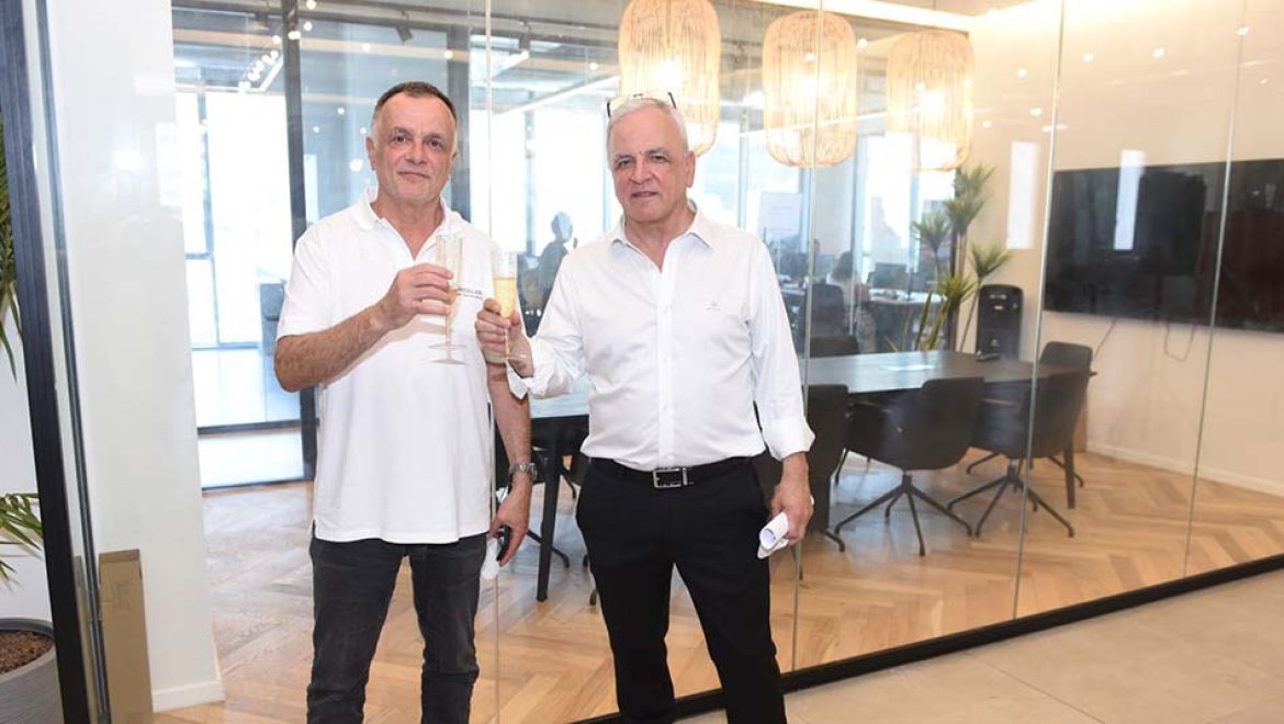 מימין: יעקב אמסלם, מייסד ומנכ אמסלם טורס חוגגת 42 שנות פעילות בינלאומית