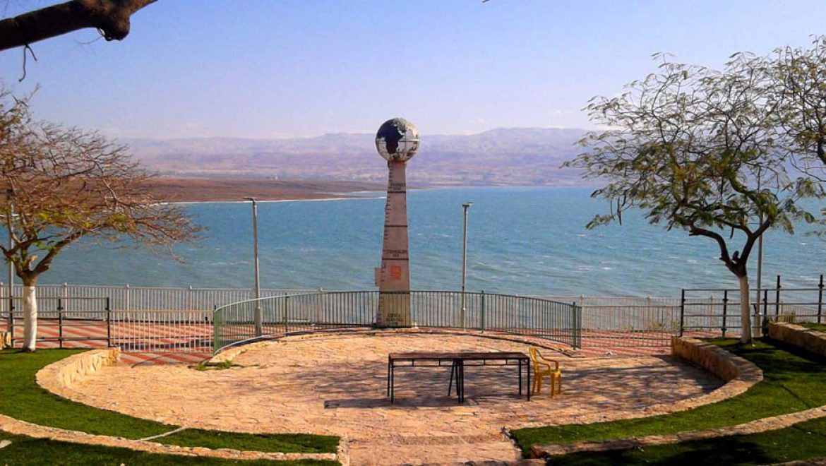הכיכר המרכזית בכפר הנופש ביאנקיני, המשקיפה אל ים המלח. צילום שוש להב מנקים ת'ראש ומתארחים בביאנקיני בהתאם להנחיות