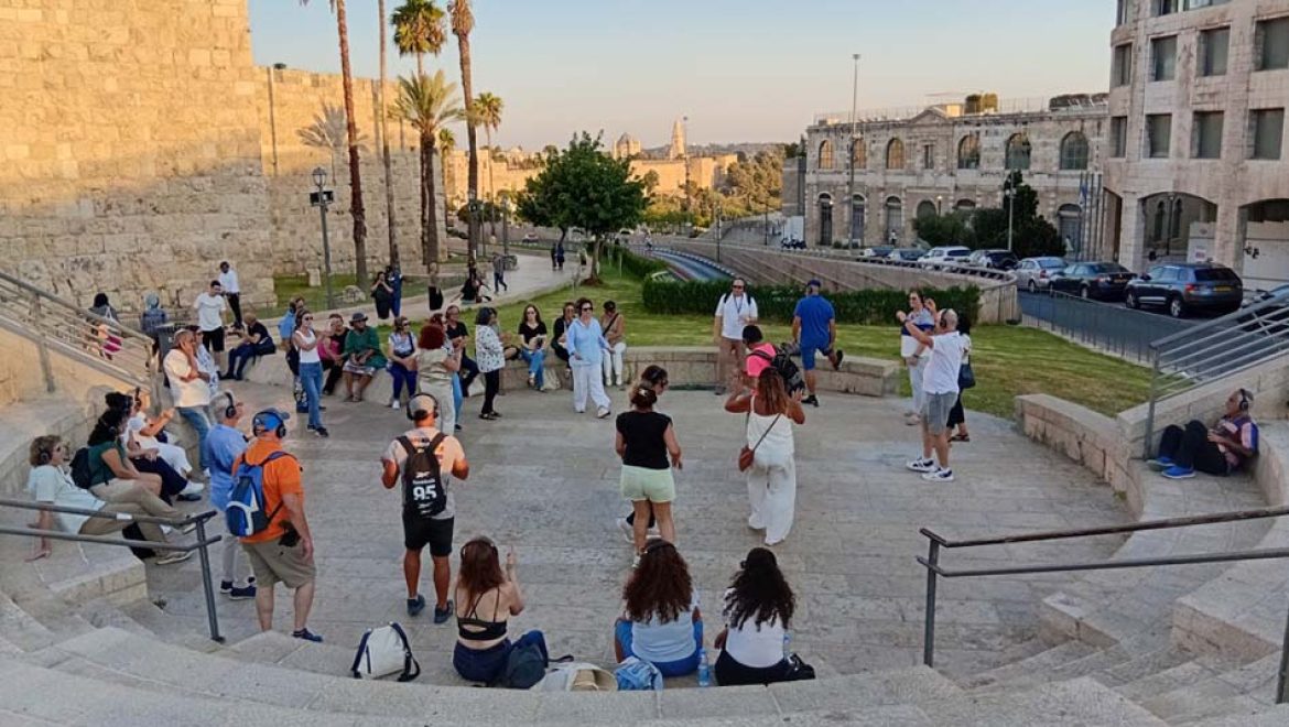 סיור בירושלים עם מורה דרך. צילום שוש להב "חודש התיירות הישראלית": משרד התיירות יממן סיורים עם מורי דרך