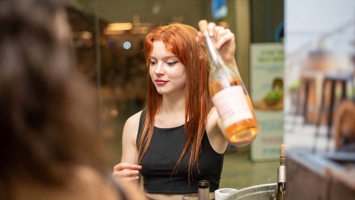 פסטיבל היין של תל אביב בגן העיר. צילום מור יוסף תל אביב מוזגת חג: הפסטיבל שחובבי יין לא מחמיצים