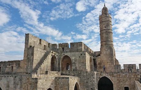 בוחרים בסיורים במגדל דוד מוזיאון ירושלים, ביום הבחירות המוניציפליות