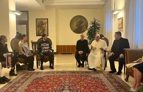 האפיפיור פרנציסקוס נפגש הבוקר בוותיקן עם בני משפחות החטופים