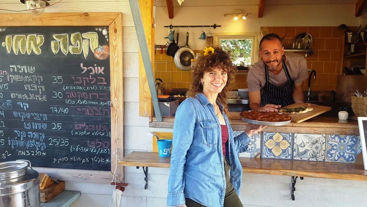 קפה אחו ועדוש מזמינים לבוקר שכולו טעמים ויצירה משותפת. צילום שוש להב קח מקל, קח תרמיל, בוא איתי אל הגליל המערבי