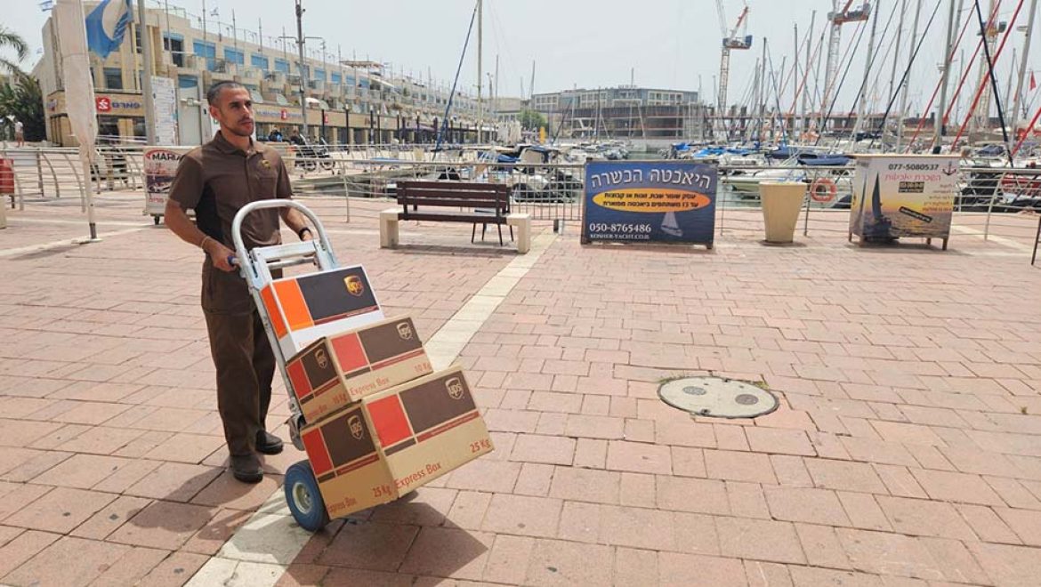 שליח של UPS. צילום: שי הנסב בצל השמיים הסגורים: UPS ישראל פועלת למציאת מסלולי שילוח חלופיים