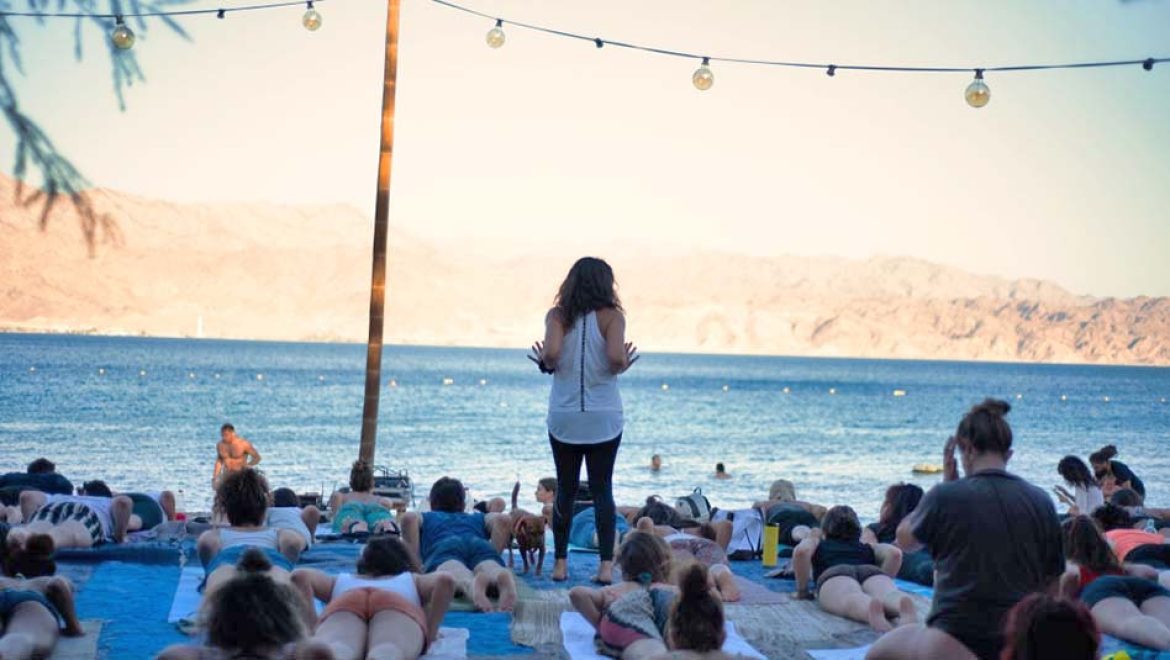 יומיוגה באילת: חוגגים את יום היוגה הבינלאומי, בחוף של מוש