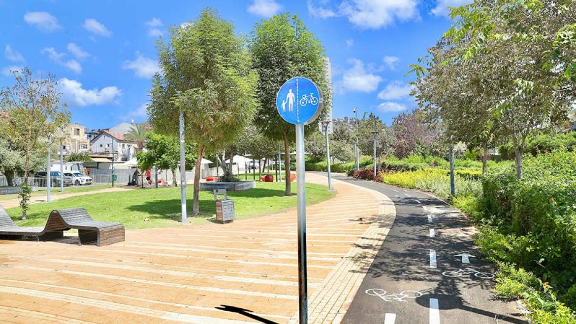 שביל האופניים החדש בטירת כרמל. צילום ארתור רוזוגורט טירת כרמל מדוושת קדימה: נחנך שביל האופניים הראשון בעיר