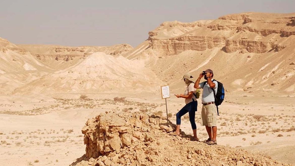 נפרדים מחג סוכות, בטיול בלב המדבר בערבה התיכונה