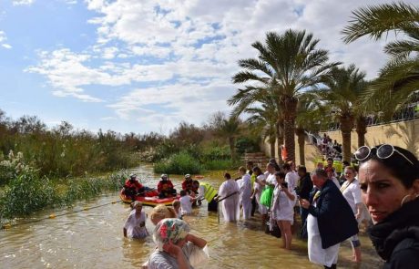 אלפי מבקרים הגיעו לאתר הטבילה בירדן לציון חגיגות האפיפניה