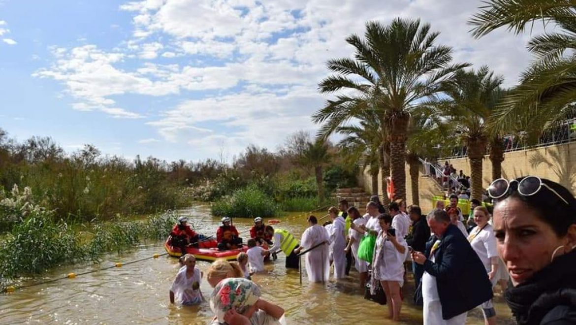 אלפי מבקרים הגיעו לאתר הטבילה בירדן לציון חגיגות האפיפניה