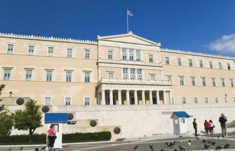 שר התיירות היווני החדש: תיירים עשירים, הליניקון ומיסוי דירות נופש