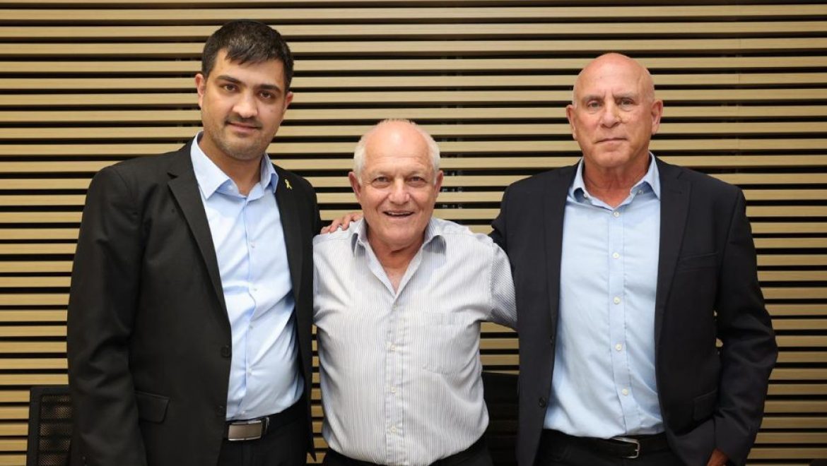 מימין: תא חילופי מנכ"לים במשרד התיירות: מיכאל יצחקוב מחליף את דני שחר