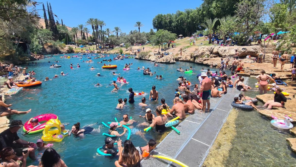 מבלים בגן השלושה. צילום דניאל קרונר, רט גם בסופ"ש החם בחר עם ישראל לטייל בחיק הטבע